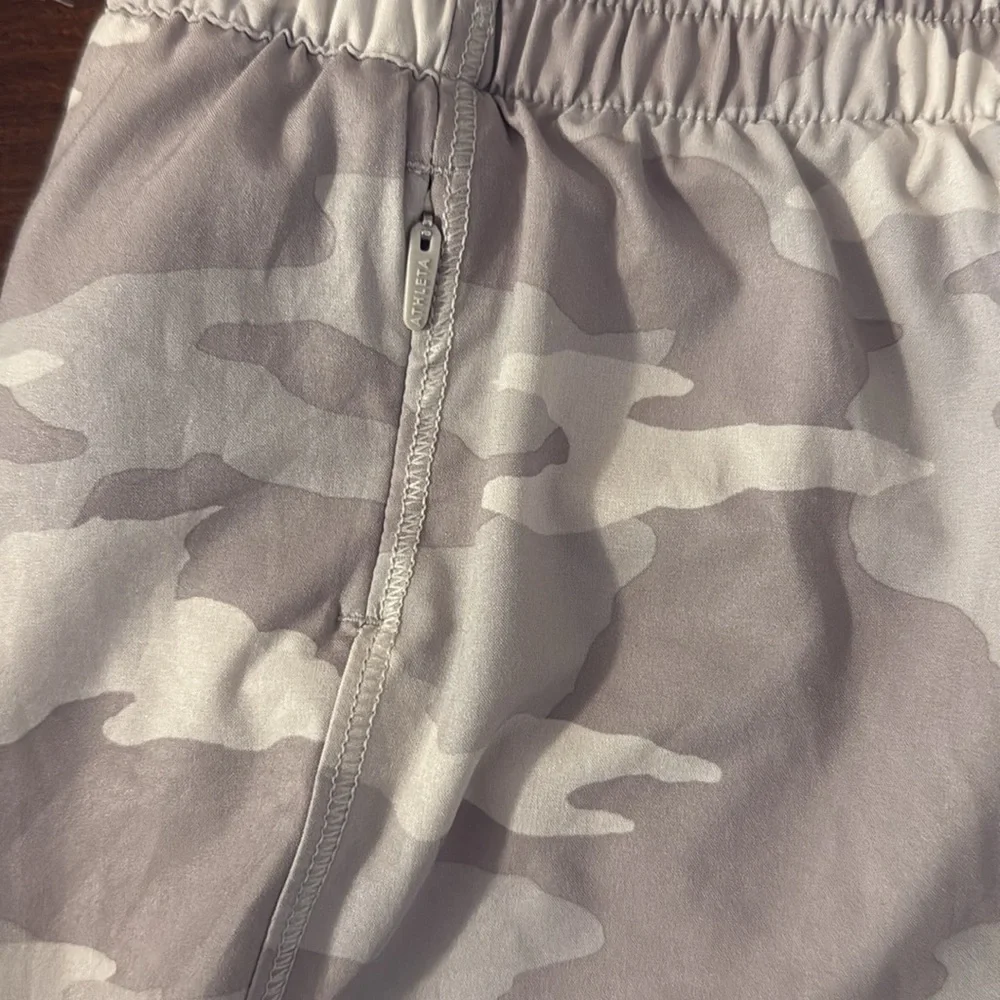 Athleta Hustle 3” Shorts Size XS - Picture 3 of 4